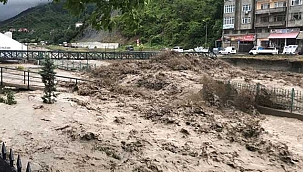  Çay taştı, köprüler çöktü; 'Üst katlara çıkın' uyarısı yapıldı