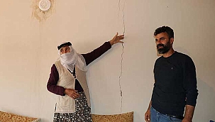 Deprem sonrası evlerinde oluşan çatlaklar...