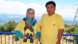 Eşinin yanında gönüllü olarak ormanı gözetliyor