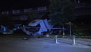 Feci kazada kamyon otomobille çarpıştı: 1 ölü, 5 yaralı