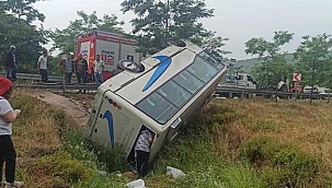 Feci kazada tur midibüsü devrildi: 17 yaralı