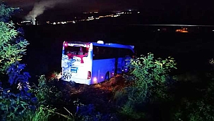 Fezi kazada yolcu otobüsü tarlaya yuvarlandı: 1 ölü 19 yaralı