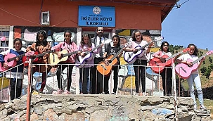 Gitar çalmayı öğrenen 8 kız öğrenci, köylerde mini konserler düzenliyor