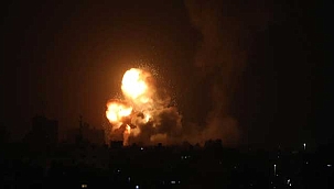 İsrail savaş uçakları Gazze Şeridi'nde bir bölgeyi vurdu