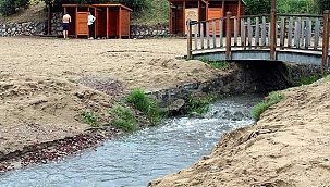 Kömür tozları yağmurla dereye aktı