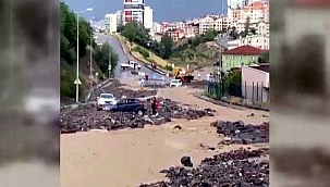 Sağanak yağış! Sokak ve caddeler suyla doldu. Ev ve iş yerlerini su bastı