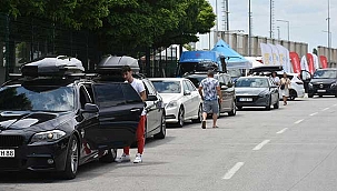 Tatil için gelen gurbetçiler Kapıkule'den giriş yapmaya başladı