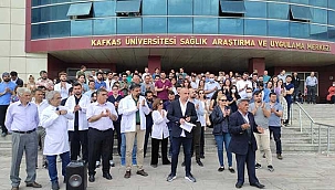 Tehdit edilen cerrah, evinin önünde...