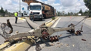 TIR’ın üzerindeki vinç beton direği devirdi