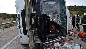 Tur midibüsü devrildi: 1 ölü, 23 yaralı