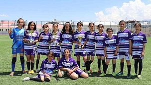 Türkiye 5'incisi kız futbol takımı Mor Menekşeler'den 2 oyuncu Milli Takım'a seçildi