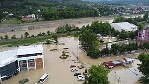 Yollar göle döndü, evleri su bastı