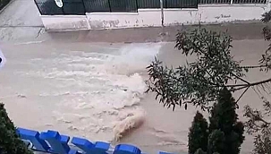  Yollar göle döndü, iş yerlerini su bastı