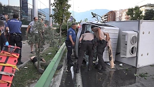 Kamyonet Devrildi 2 Kişi Yaralandı