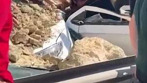 Büyükçekmece'de kamyon otomobilin üstüne devrildi 