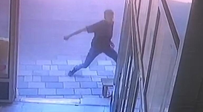 Çay ocağında oturan husumetlisini bıçakladı işte o anlar