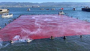 'Denizde açılan en büyük bayrak' rekoru kırdılar! 600 metrekarelik...