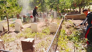 Develi Belediyesi'nden Mezarlıklarda Temizlik Çalışması