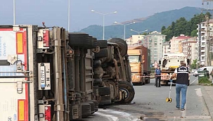 Devrilen patlayıcı yüklü TIR korku yaşattı! 