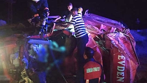 Feci kazada kamyon şarampole devrildi: 4 ölü