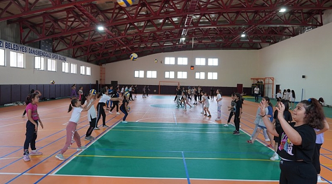 Futbol ve voleybol kursu yoğun katılımla devam ediyor.