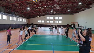 Futbol ve voleybol kursu yoğun katılımla devam ediyor. 