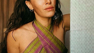  Hande Doğandemir'den göğüs dekolteli cesur poz! Ne olmuş sana böyle?