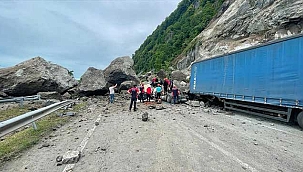 Heyelan sonucu yıkılan kayaların altında kalan TIR'ın şoförü...