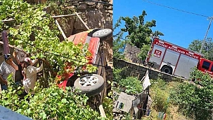 Kayseri'de seyir halindeki araç evin bahçesine düştü 