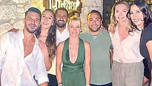 Milli Voleybolcu Hande Baladin Alaçatı'daki O Görüntüyle Aşkını Ele Verdi