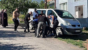 Oğlunun geri manevra yaptığı minibüsün altında kalarak hayatını kaybetti