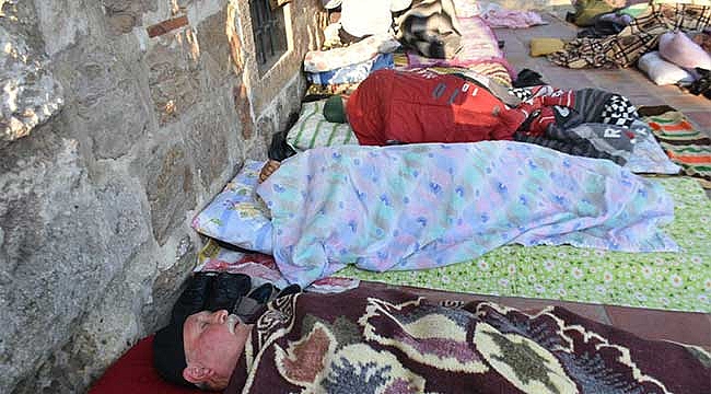 Otellerde yer bulamayan güreşseverler, çadırlarda kaldı