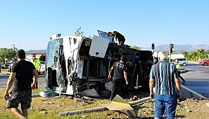 Servis midibüsü ile kamyonet çarpıştı: 5 yaralı