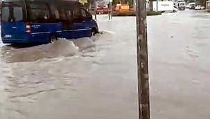  Şiddetli yağışla yollar göle döndü, araçları su bastı! 