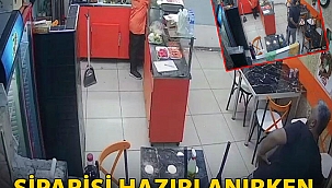  Siparişi hazırlanırken şarjdaki telefonu çaldı