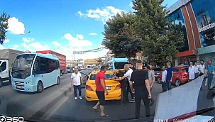 Şok görüntüler! Sokak ortasında kadını darbetti! 