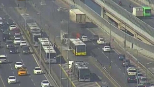 Son Dakika: Haliç'te metrobüste yangın! 