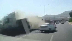  TIR'ın altında kalmaktan işte böyle kurtuldu! Şoke eden görüntüler! 