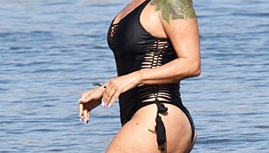 Yonca Evcimik denizde şov yaptı 