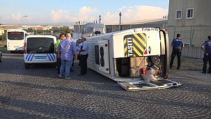 2 servis minibüsü çarpıştı: 8 işçi yaralı