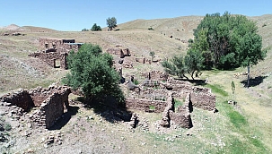Sivas'ta 42 yıl önce terk edilen 'gizemli köy'de defineci talanı