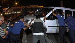 Araç kontrolden çıktı metro raylarına düştü 