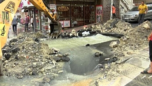 Bahçelievler'de isale hattı patladı, tonlarca su apartman boyunca yükseldi