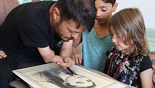 Çizdiği kara kalem resimleriyle engelleri aştı; siparişleri yetiştiremiyor