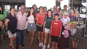 Coşkuluyla Karşılandı , Manş'ı Geçen En Genç Sporcu Aysu Türkoğlu