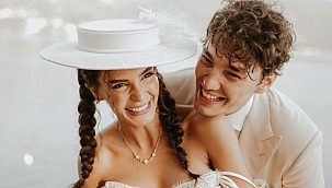  Ebru Şahin'den Göğüs Dekolteli Poz!