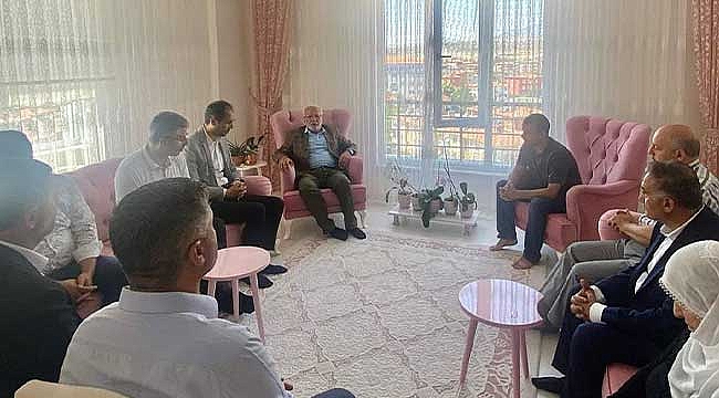 İlçe Başkanı Osman Turan ve beraberindekiler Şehit Doktor Ekrem Karakaya'nın ailesini ziyaret etti