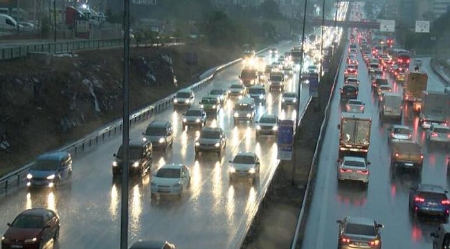 İstanbul'da göle dönen yollarda araçlar mahsur kaldı