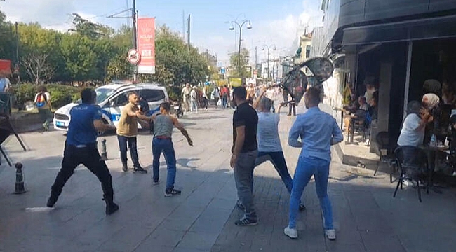İstanbul'da sokağın ortasında bıçaklı kavga, dehşet anlar kamerada