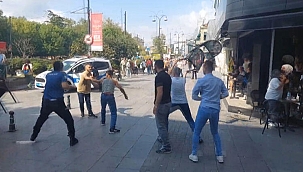 İstanbul'da sokağın ortasında bıçaklı kavga, dehşet anlar kamerada